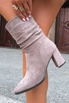 Ocieplane Botki Damskie Na Słupku Z Marszczoną Cholewką Taupe Dalessia