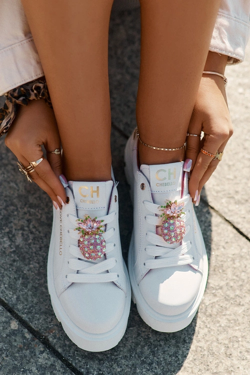 Skórzane Sneakersy Z Ozdobną Broszką Ananas CheBello 4651 Białe
