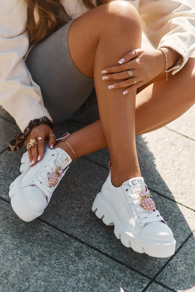 Skórzane Sneakersy Z Ozdobną Broszką Ananas CheBello 4651 Białe